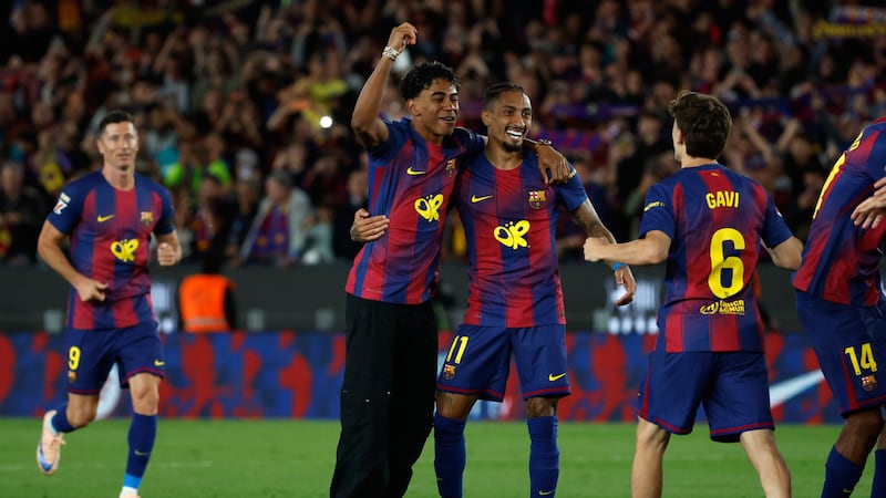 Lamine Yamal y Raphinha celebran el título del Barcelona en La Liga tras vencer al Real Madrid...