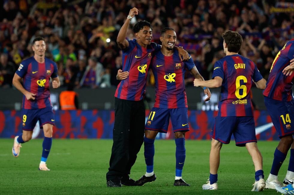 Lamine Yamal y Raphinha celebran el título del Barcelona en La Liga tras vencer al Real Madrid...