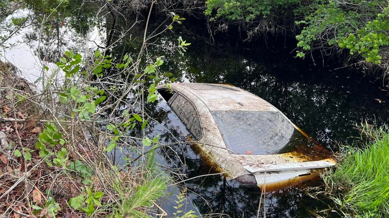 Una búsqueda  en noviembre de 2022 reveló un pequeño canal, a unos 75 pies de la carretera,...