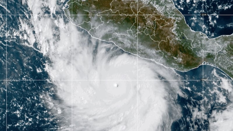 Esta fotografía, proporcionada por la NOAA, muestra al huracán Polo intensificándose en el...