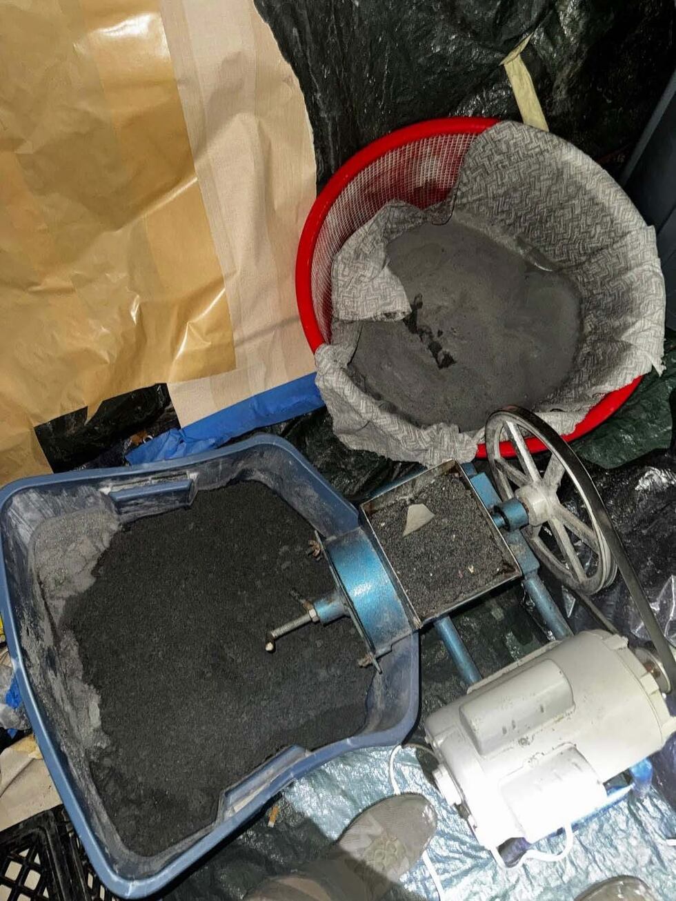 Tres hispanos operaban laboratorio de metanfetamina en el patio trasero de una vivienda de...