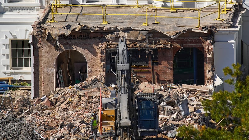 Un cúmulo de escombros rodea la demolición de una gran parte del Ala Este de la Casa Blanca el...