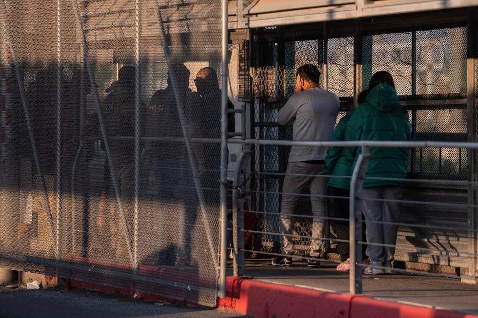 ARCHIVO – Un grupo de inmigrantes indocumentados es deportado por agentes del Servicio de...