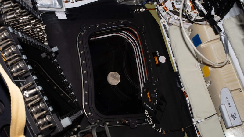 Esta imagen proporcionada por la NASA el lunes 6 de abril de 2026 muestra una vista de la Luna...