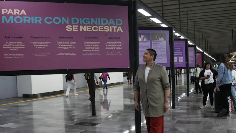 Samara Martínez, partidaria de una ley para despenalizar la eutanasia, se encuentra junto a la...