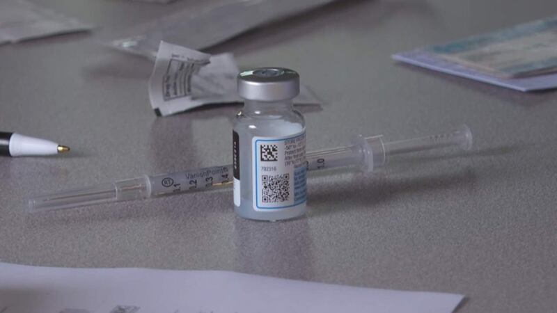 CDC deja de recomendar vacunas COVID-19 y pone la decisión en manos de los pacientes.