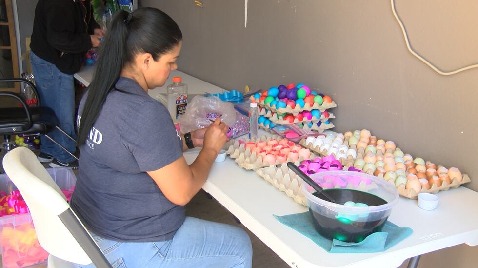 El proceso de elaboración de cascarones comienza cuando alguien cocina huevos y separa la yema...