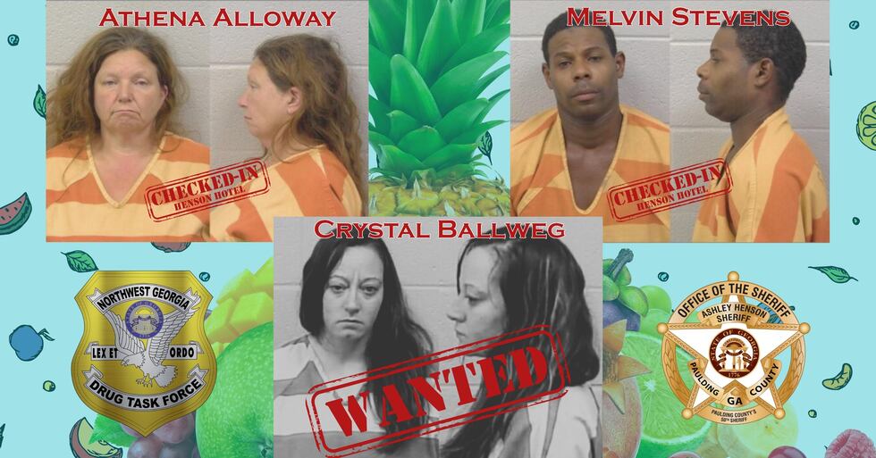 Encuentran drogas en puesto de frutas y acusan a tres personas.