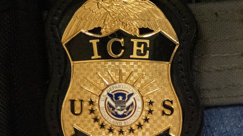 ARCHIVO – Un agente federal porta una placa del Servicio de Inmigración y Control de Aduanas...