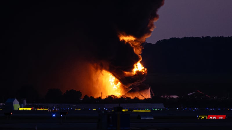 Una columna de fuego y humo se levanta cerca del Aeropuerto Internacional de Louisville luego...