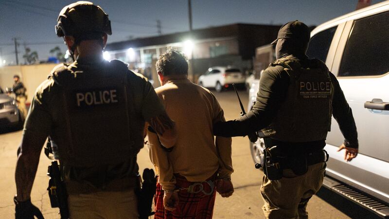 Policías escoltan a un individuo sospechoso de votar ilegalmente en Commerce, California, el...