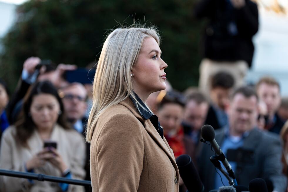 La secretaria de prensa de la Casa Blanca, Karoline Leavitt, habla con los periodistas en la...