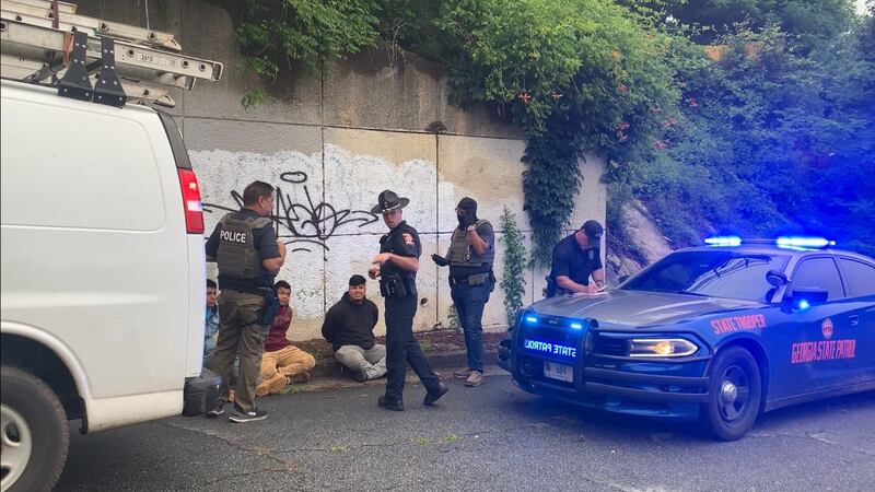 Este arresto fue reportado en Shallowford Road, en el área de North Druid Hills, por un...