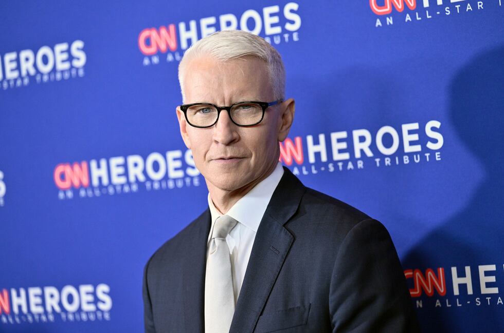 Anderson Cooper asiste a la 16ta gala anual CNN Heroes All-Star Tribute, el 11 de diciembre de...