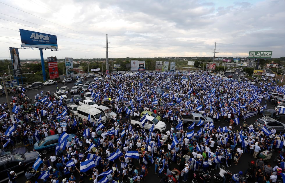 ARCHIVO - Una multitud protesta en la glorieta Jean Paul Genie contra el gobierno del...