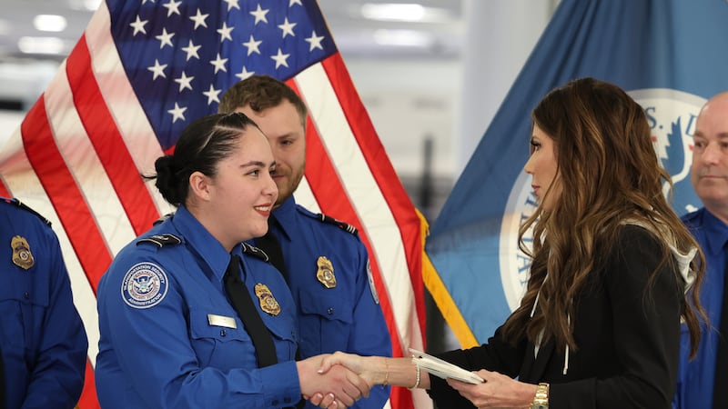 ARCHIVO - La secretaria de Seguridad Nacional, Kristi Noem, a la derecha, estrecha la mano de...