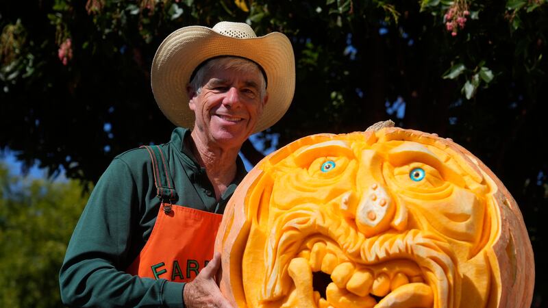 Mike Valladao junto con una calabaza tallada en Half Moon Bay, California, el 12 de octubre...