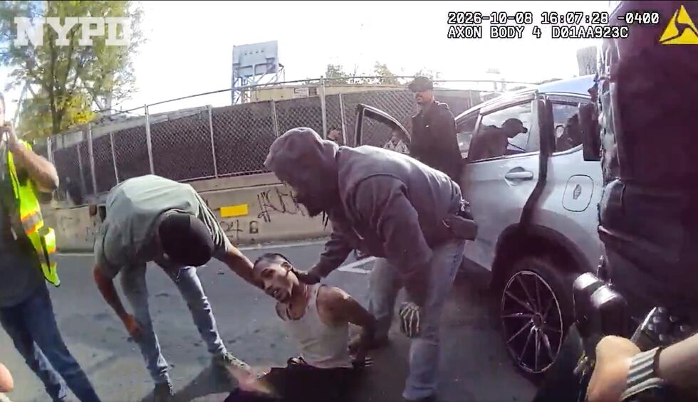 En esta imagen, tomada de un video de la cámara corporal de un agente y difundida por el...