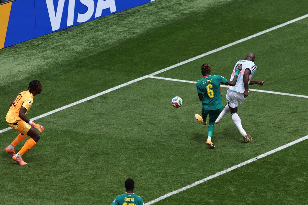 El belga Romelu Lukaku, a la derecha, anota el primer gol de su equipo en el partido ante...