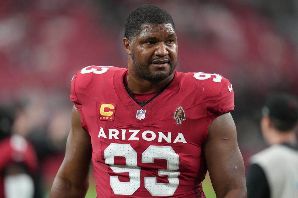ARCHIVO - Foto del 23 de noviembre del 2025, el tackle defensivo de los Cardinals de Arizona...