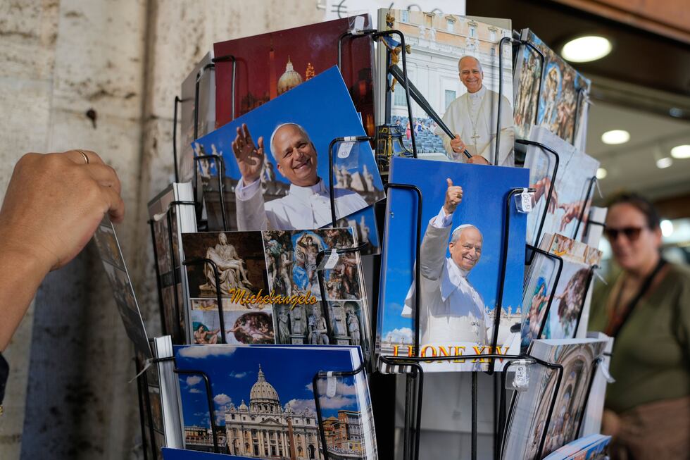 Postales del papa León XIV se ven en una tienda de objetos religiosos cerca de la plaza de San...