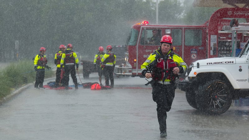 Efectivos del Departamento de Bomberos de Boerne se preparan para realizar un rescate...
