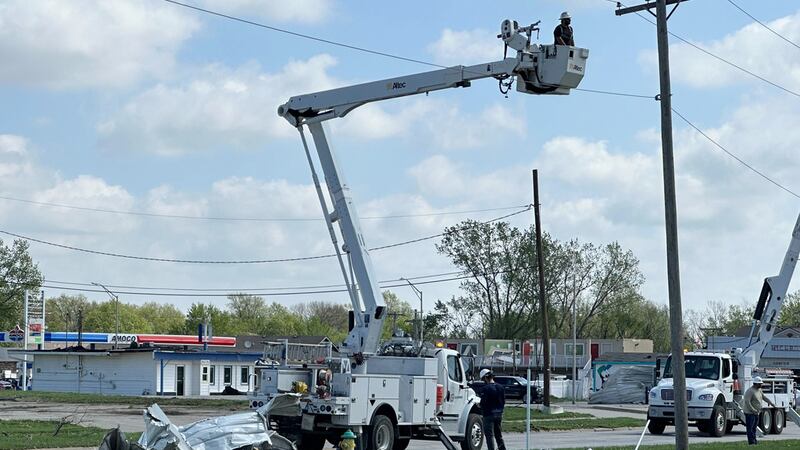 Trabajadores reparan cables eléctricos en Ottawa, Kansas, el 14 de abril de3l 2026. (AP...