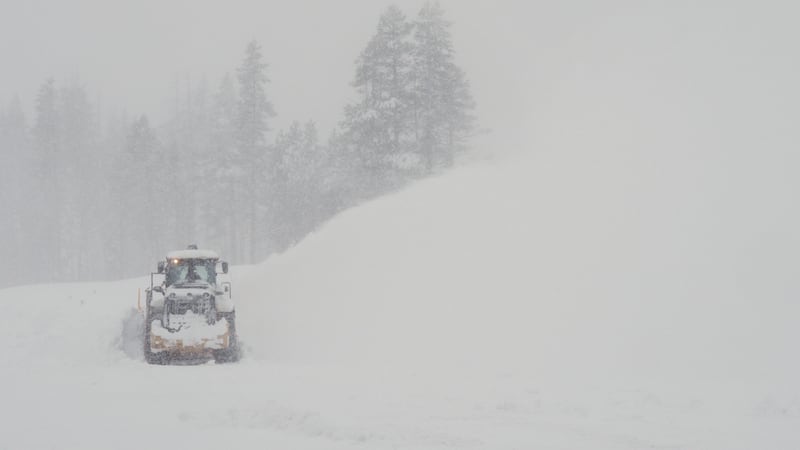 Una máquina despeja un camino durante una tormenta de nieve el miércoles 18 de febrero de...