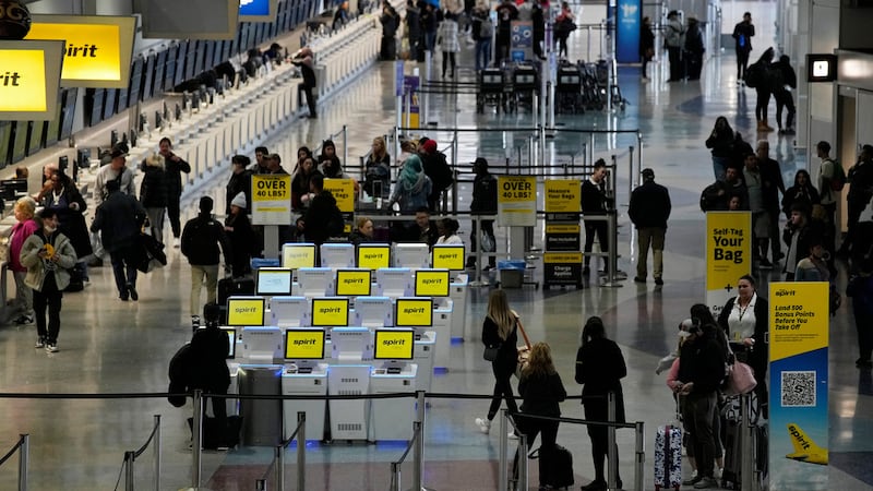 ARCHIVO - Personas realizan el check-in para sus vuelos en el Aeropuerto Internacional Harry...