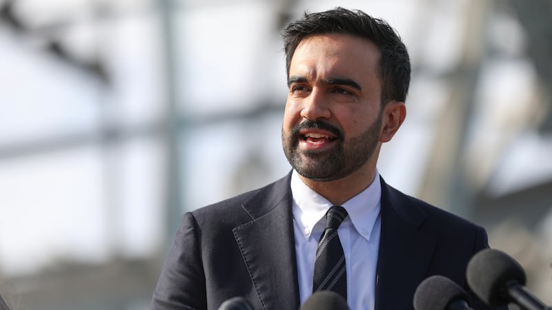 ARCHIVO - El alcalde electo de la ciudad de Nueva York, Zohran Mamdani, habla durante una...