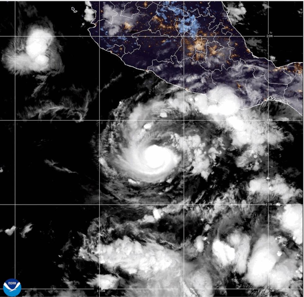 Esta imagen satelital de GOES-19 GeoColor, distribuida por la Oficina Nacional de...
