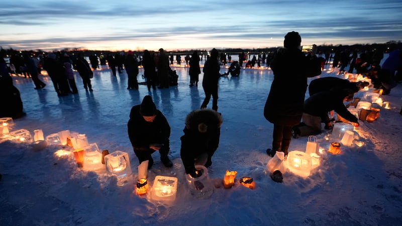 Activistas se congregaron para protestar y encender velas en el lago congelado Nokomis, que...
