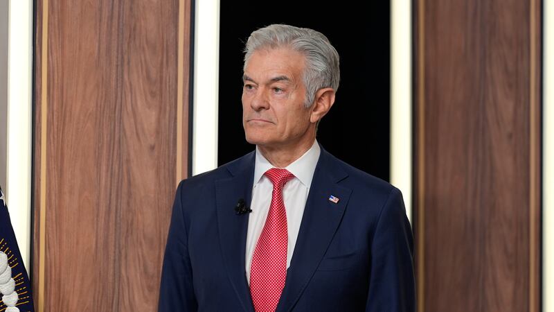 El administrador de los Centros de Medicare & Medicaid, el doctor Mehmet Oz, escucha mientras...