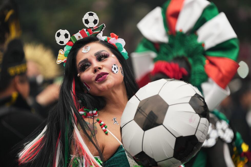 Una bailarina en el Paseo de la Reforma de la Ciudad de México, el sábado 6 de junio de 2026,...