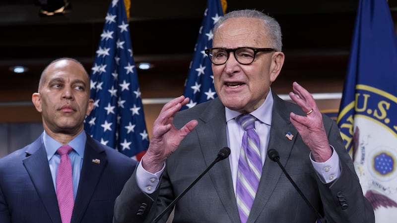 El líder de la minoría en el Senado, Chuck Schumer, demócrata de Nueva York, en el centro,...