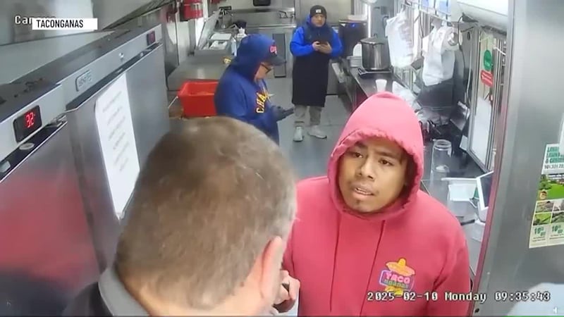 Tres trabajadores de un camión de tacos fueron detenidos por supuestos agentes federales en...