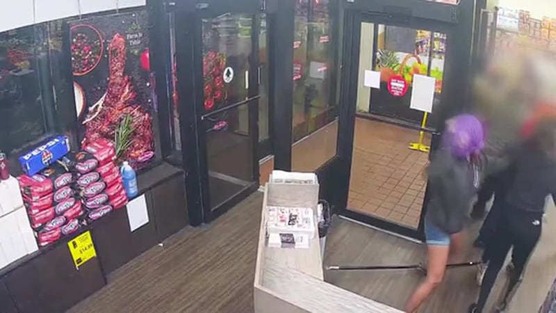 Cámara de vigilancia de un supermercado hispano capta golpiza a sus empleados. Una agresión...