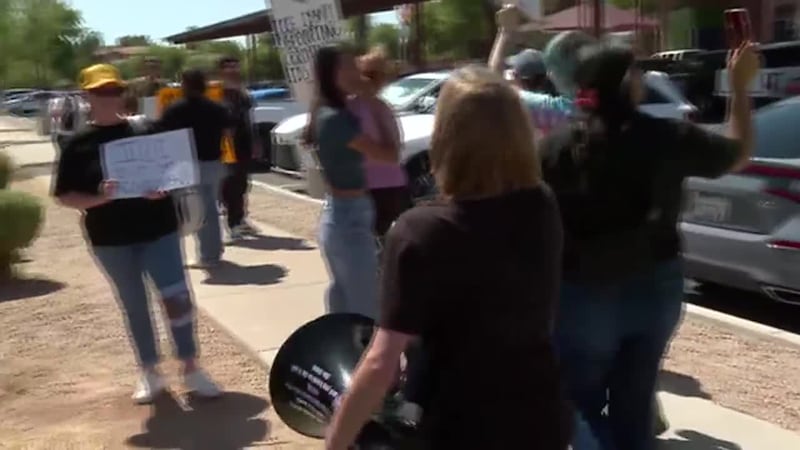 Madre arrestada por ICE en un Walmart, según familiares. En su desespero, llamó a sus hijos...