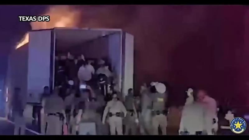 Autoridades intetaban detener al conductor del camión de carga, pero la persecución terminó...