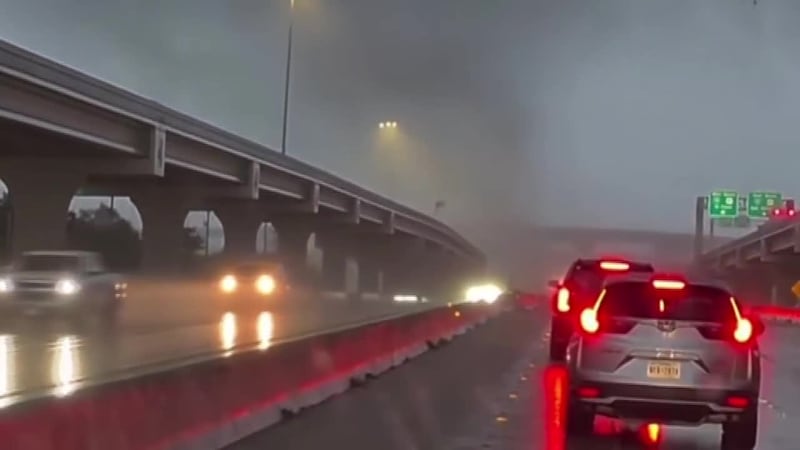 Captan en videos el paso de tornados y la destrucción que dejaron a su paso. Ocurrió en San...