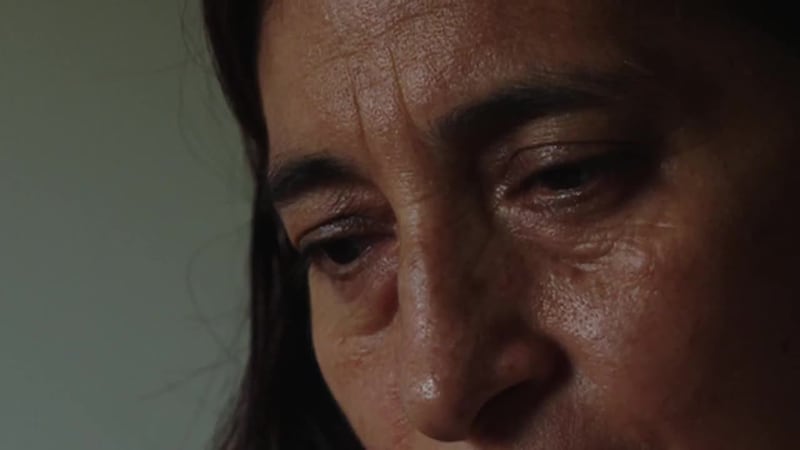 Tras casi 20 días bajo custodia federal, familia hispana enfrenta nuevo obstáculo. La madre...