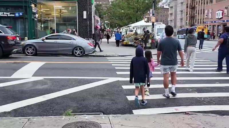 Niña de 6 años por poco termina secuestrada cuando regresaba a casa con su madre y hermanito....
