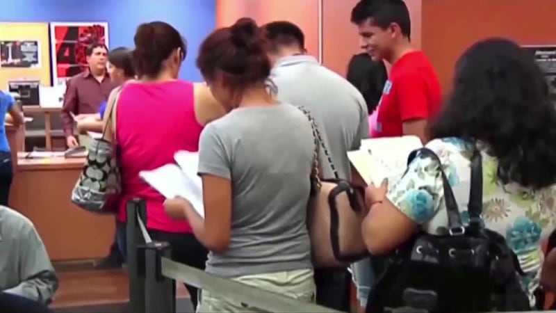 Miles de migrantes salvadoreños se quedan sin TPS