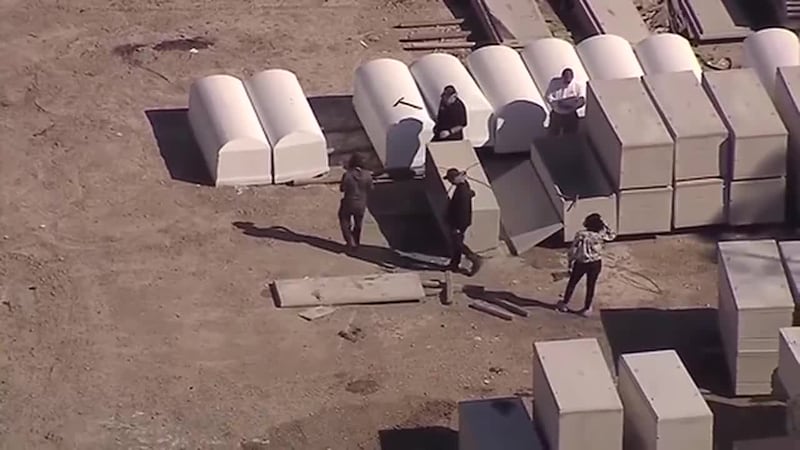 Hispano muere luego de que le cayera encima una bóveda funeraria de concreto de 1,500 libras...