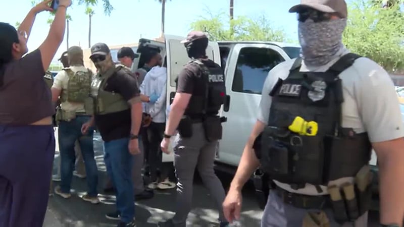 ICE arrestó a cerca de 220,000 personas entre el 20 de enero y el 15 de octubre. Casi un...